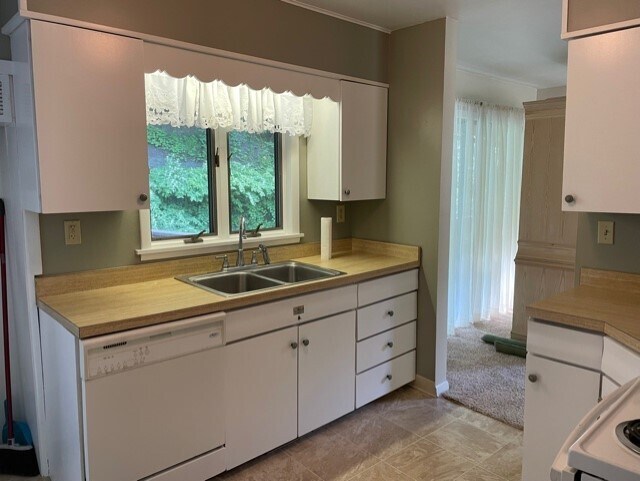 Modern kitchen - 124 Bethany Pike