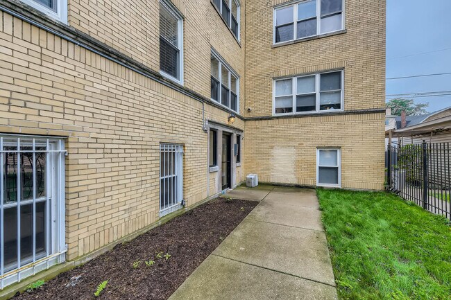 Building Photo - 6416 N Paulina St
