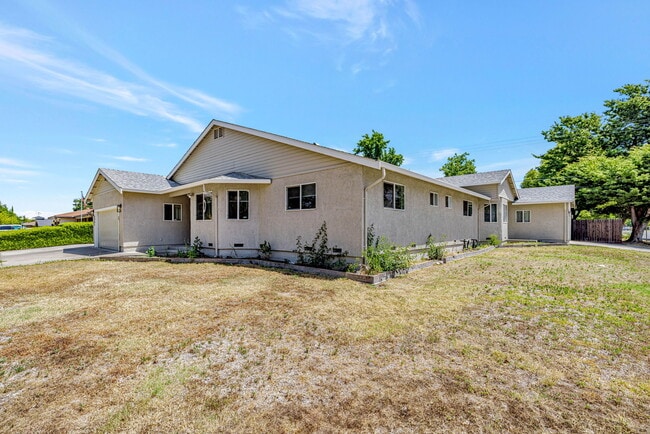 Building Photo - 6941 Golf View Dr