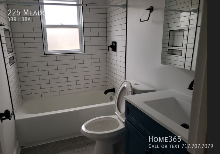 Primary Photo - Modern 3-bedroom, 2.5 bathroom home in Chi...