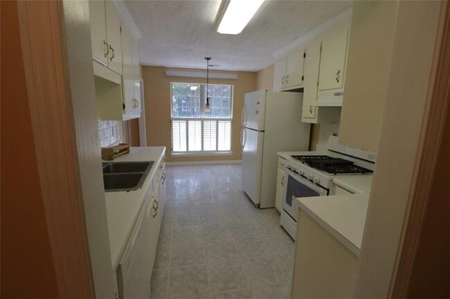 Building Photo - 160 Kent Dr