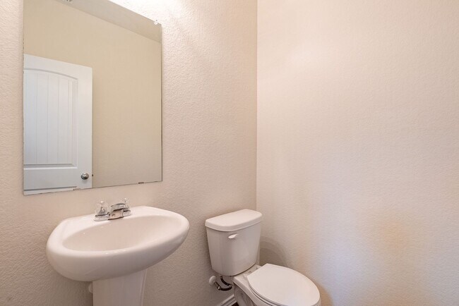 Building Photo - Charming 4 Bedrooms, 2.5 Bathrooms, Home in Stonewater !!!