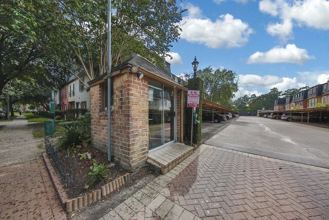 Building Photo - 355 N Post Oak Ln