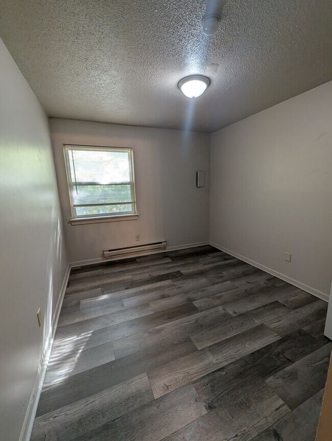 Building Photo - Upstairs 2 Bedroom Apartment