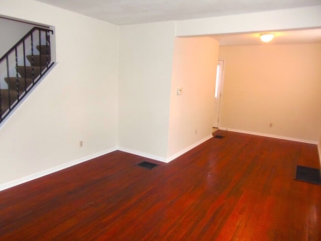 Building Photo - Remodeled Westside Townhome for Rent