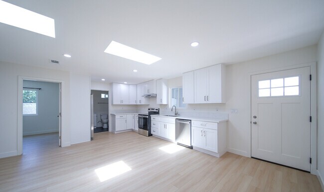 Photo - 206 W Broadbent Dr House