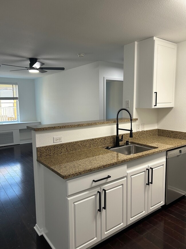 Building Photo - 1970 Columbia St