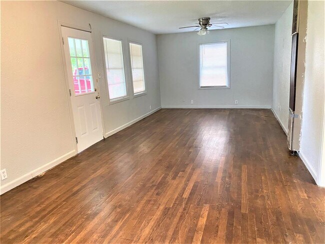 Foto del edificio - 621 S Commerce St