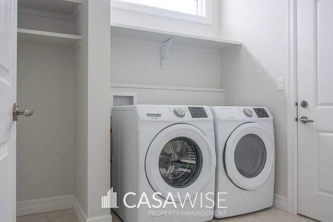 Photo du bâtiment - 8165-222A 222a St NW