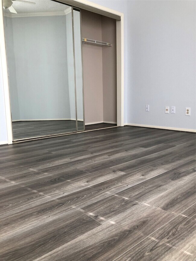 Building Photo - 921 Marine Dr
