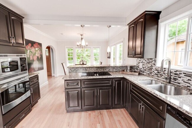 Building Photo - Spacious 4BR Capitol Hill Home with Lake W...