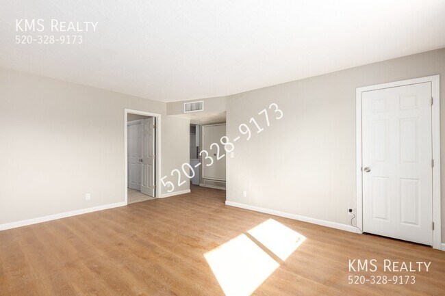 Building Photo - 2731 N Edith Blvd
