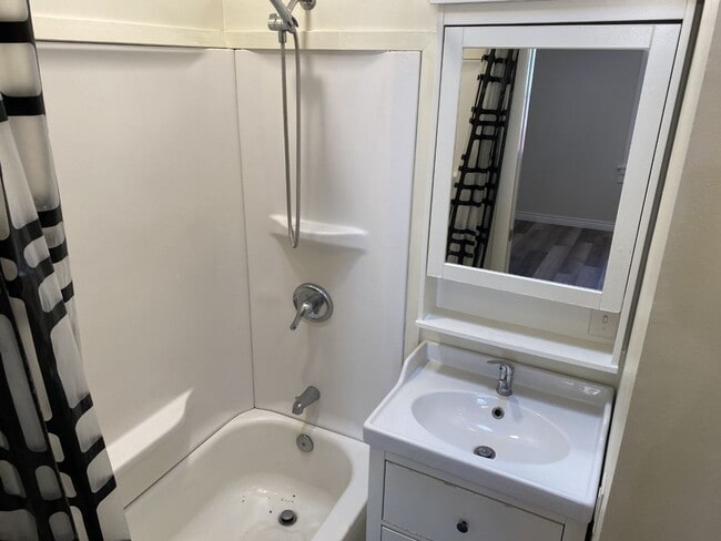 Building Photo - Adorable 2 bedroom 2 bath Apartment