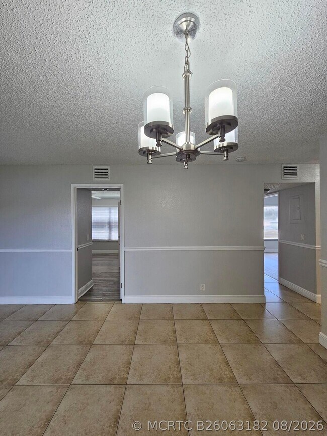 Building Photo - 1453 Lake Crystal Dr