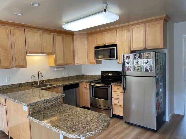 Building Photo - Updated 1/1 Diamond Head West Petaluma Con...