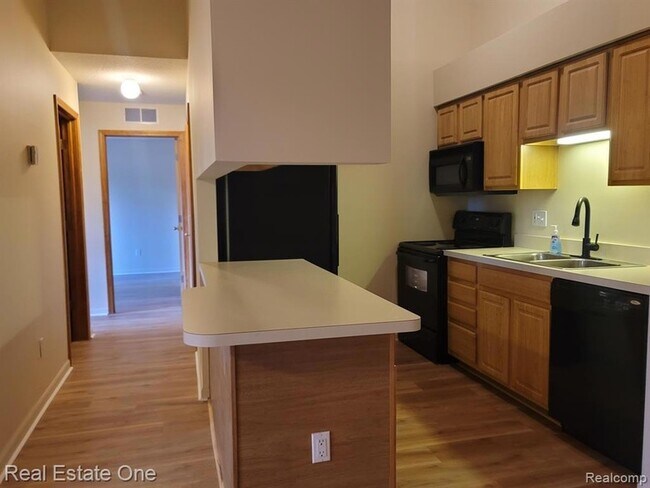 Foto del edificio - 15815 Lakeside Dr