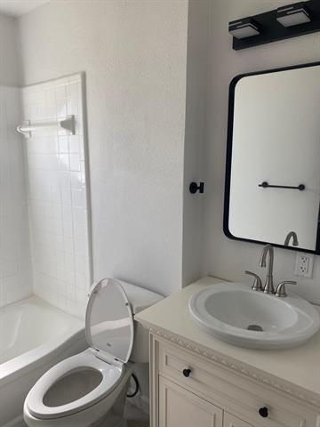 Foto del edificio - 7911 Komalty Dr