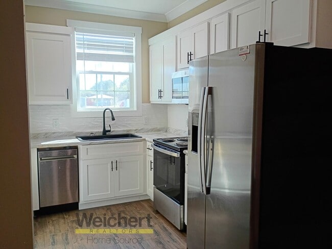 Building Photo - Walkable Downtown Apartment with Washer & Dryer