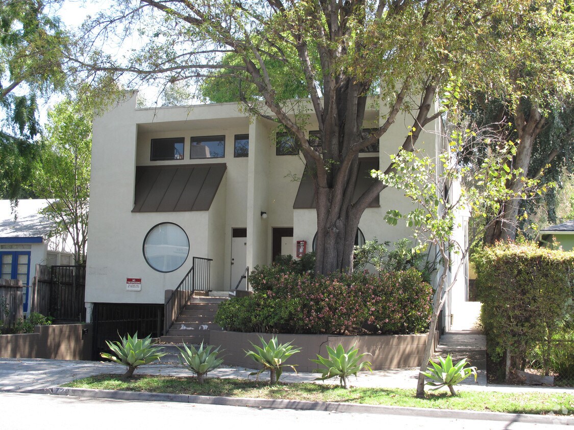 Building Photo - 718 Westmount Dr