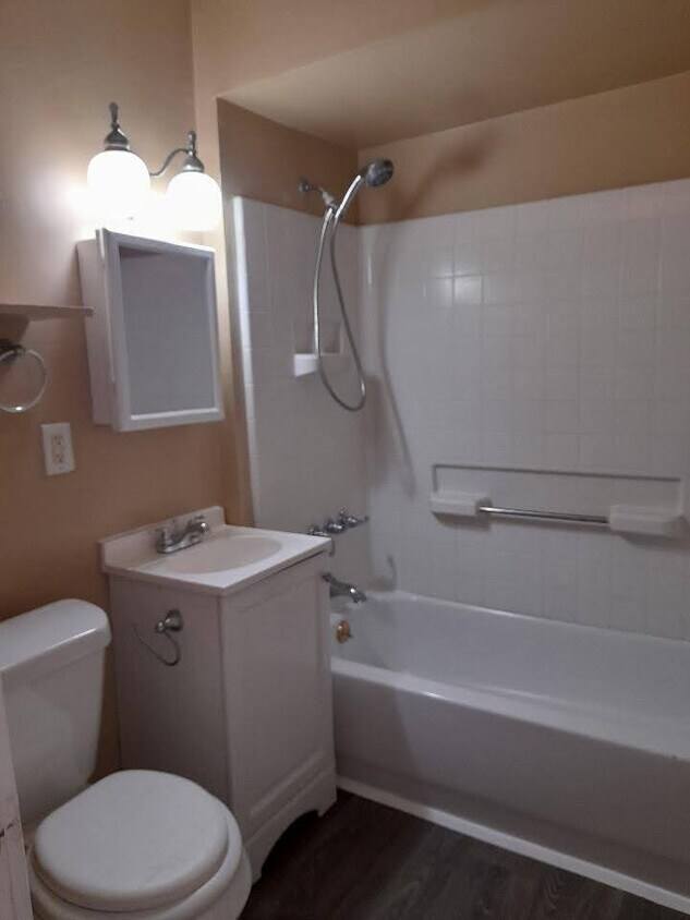 Primary Photo - 5400 Highland Ave