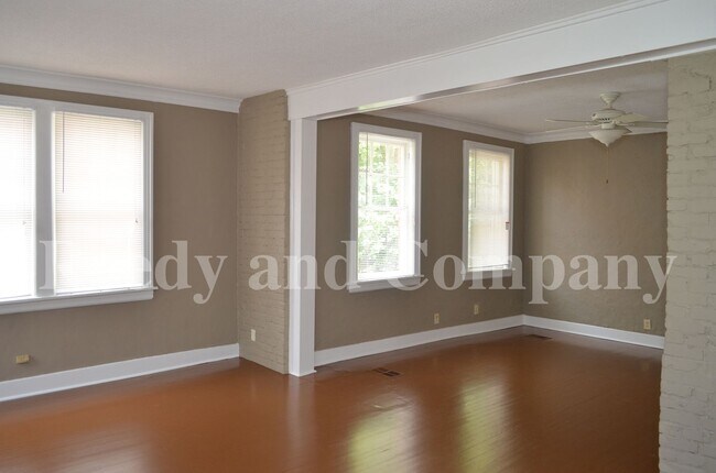 Foto del edificio - FIRST MONTH FREE; Adorable Duplex in Cross...