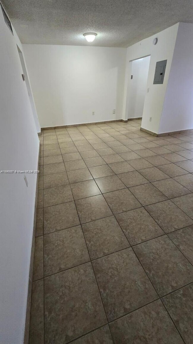 Foto del edificio - 690 NE 123rd St