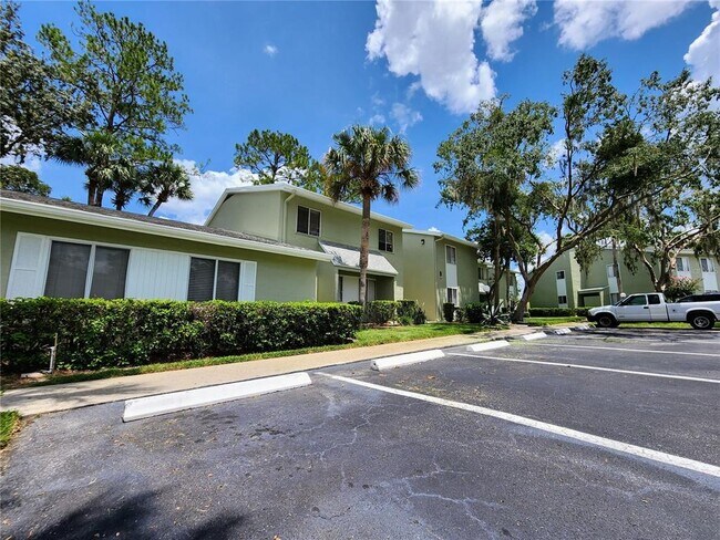 Building Photo - 618 Fairways Cir