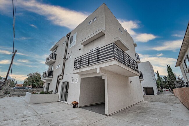 Foto del edificio - 6926 Morella Ave
