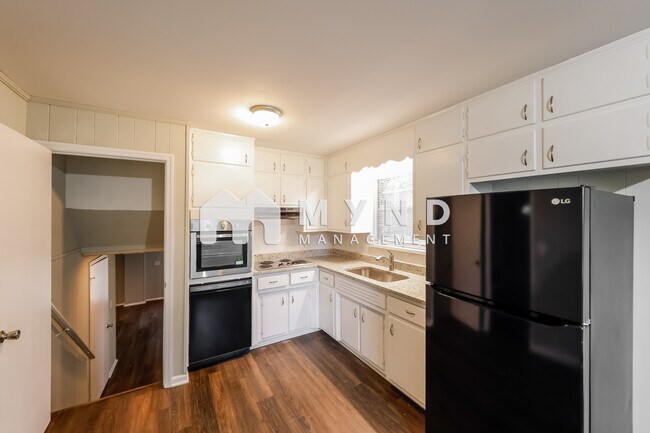 Building Photo - 5601 Crestview Dr