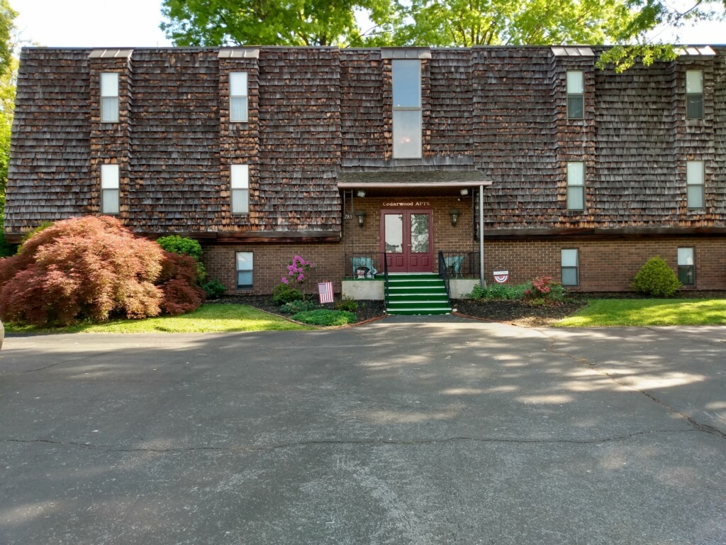 Cedarwood Apartments 285 Grace St. Vista frontal - 285 Grace St