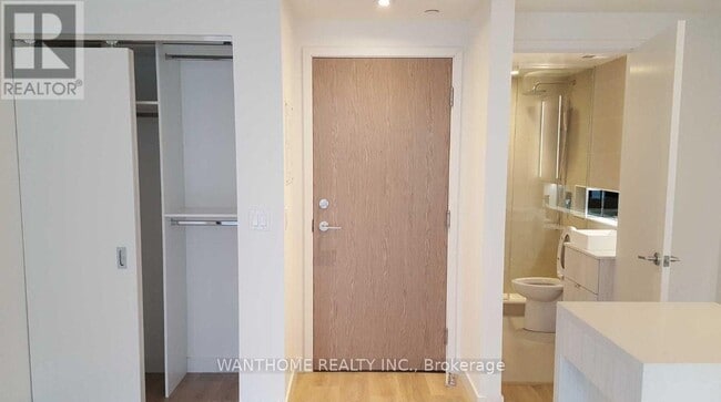 Building Photo - 215 Queen St W