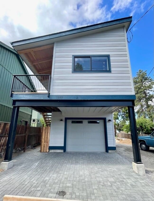 Building Photo - Hartford Duplex - 01355-HART-00
