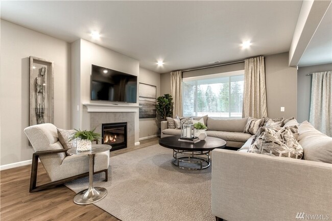 Building Photo - Beautiful Home Close to Everything 4BD