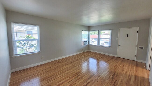 Building Photo - s6011-13