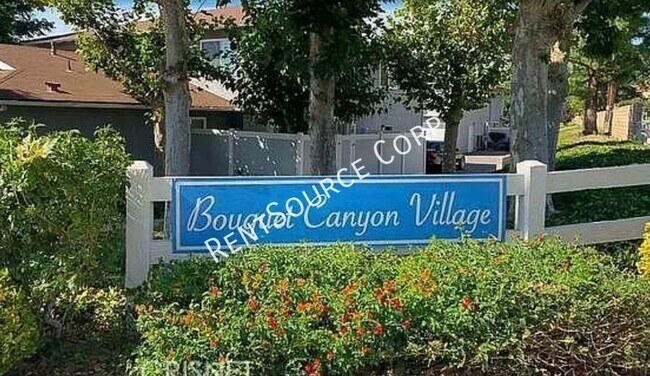 Building Photo - 2 Bedroom Townhouse Located in Bouquet Vil...