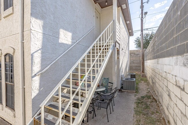 Building Photo - 104 Belaire Dr