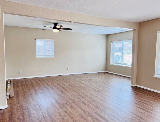 Foto del edificio - Ranch Home 3BD/2BA Conveniently Located Mins to I225!  Updates to Entire Home!  Updated Kitchen, ...
