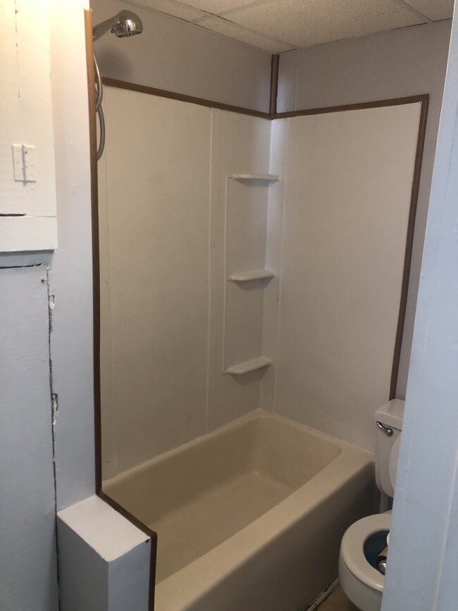 Shower / bath combo - 622 Palean St