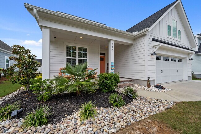 Building Photo - "Coastal Comfort Awaits: Spacious 3-Bed, 3-Bath Home in Holly Ridge!"