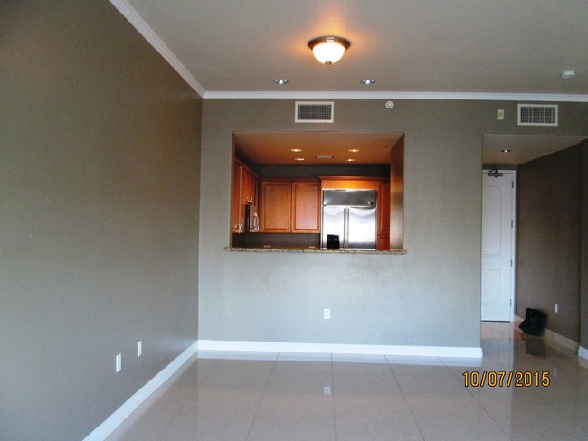 Building Photo - 2240 Village Walk Dr