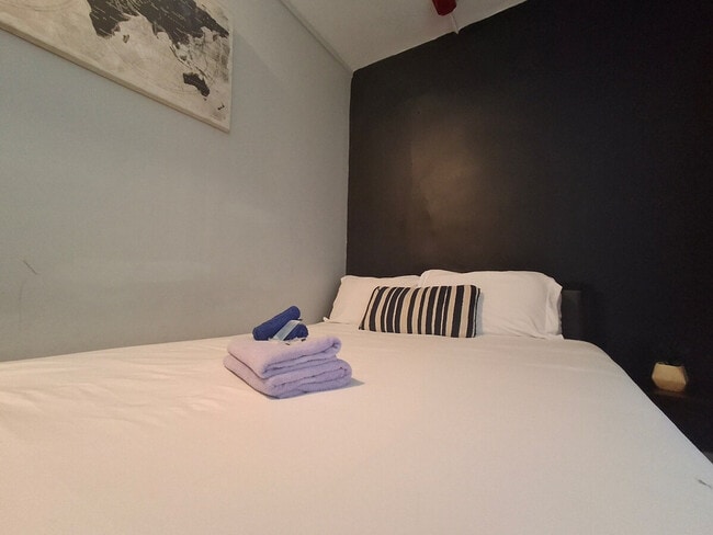 Building Photo - 196 Magnolia St