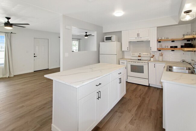 Foto del edificio - East Gate Annual Home for Rent