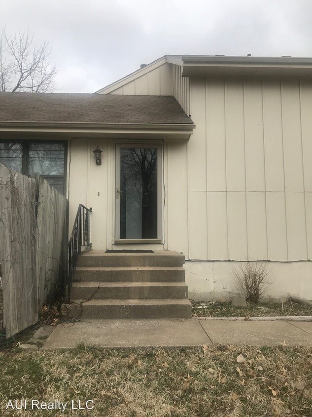 Primary Photo - 7600-7602 E 95 Terrace