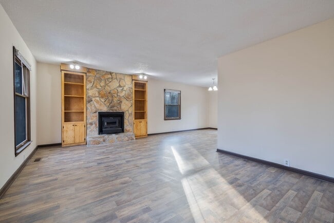 Building Photo - 105 Hanover Way