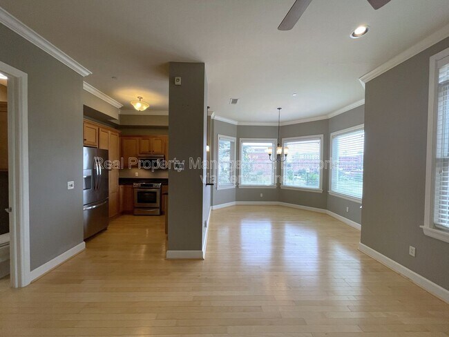 Foto del edificio - 200 Russell M.Perry Ave