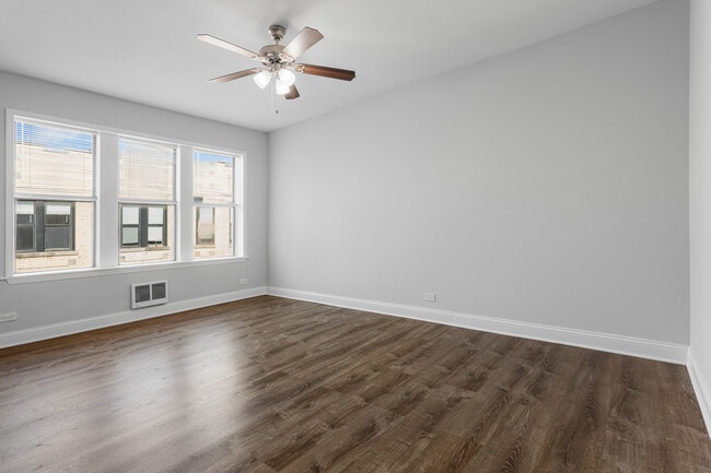 Building Photo - 3635 W Dickens Ave
