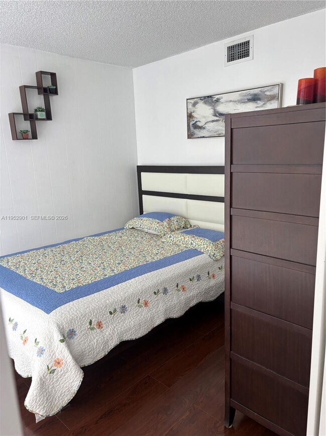 Building Photo - 800 Parkview Dr