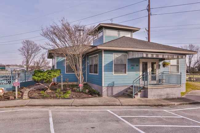Clubhouse - Azalea Trail Apartments