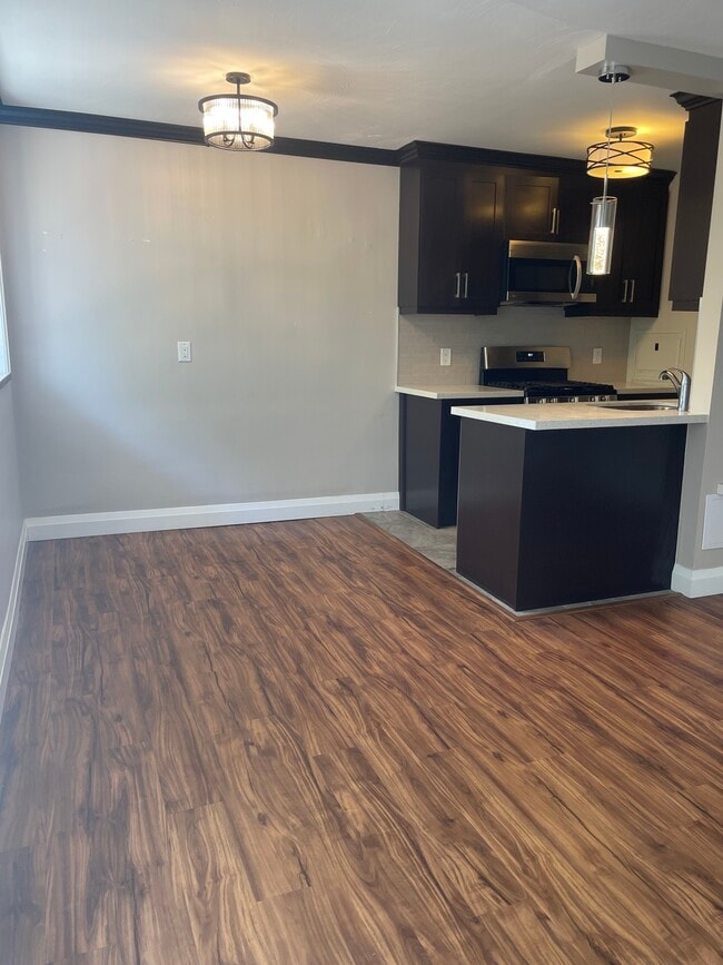 Building Photo - Spacious 1 Bedroom In Desirable Location