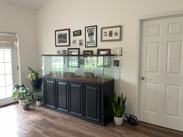 Sala de estar con puertas francesas - 1104 Buffalo Gap Rd